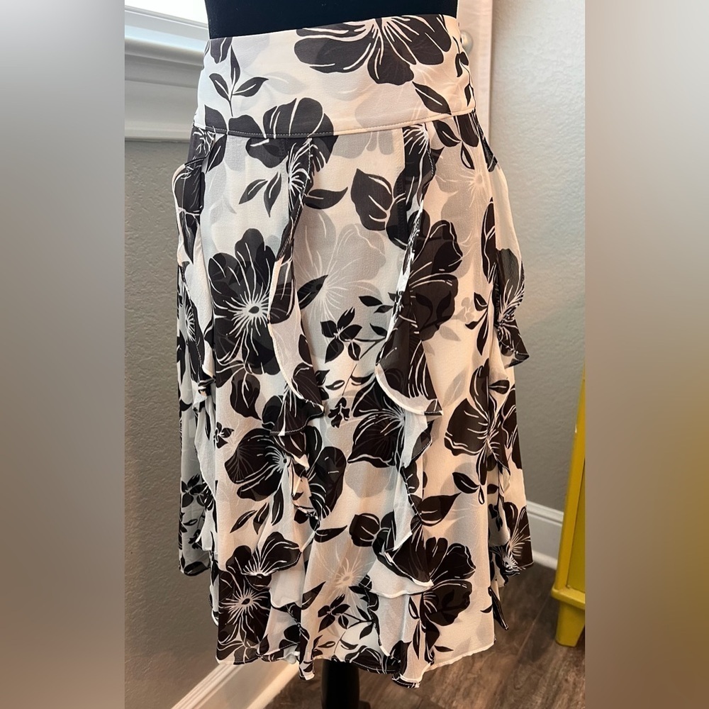 Ann Taylor beautiful 100%‎ silk floral print midi length skirt w/ zip closure.